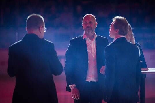 Tommy Sjödin får sin vepa upphissad i taket