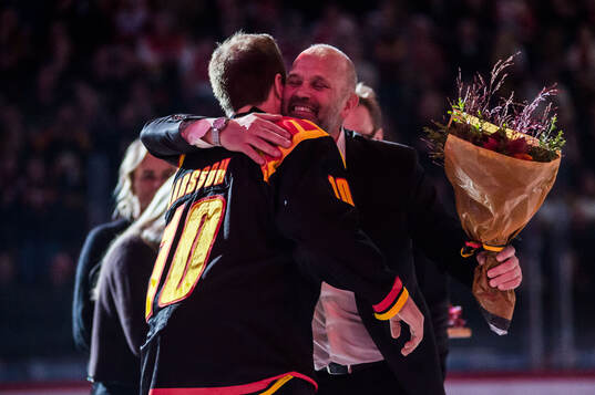 Tommy Sjödin får sin vepa hissad och hyllas av Brynäs