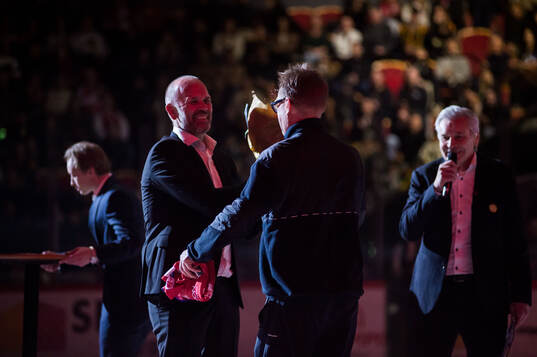 Tommy Sjödin får sin vepa hissad och hyllas av Anders Huss