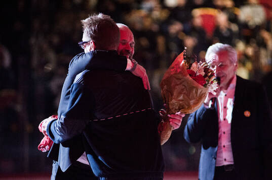 Tommy Sjödin får sin vepa hissad och hyllas av Anders Huss