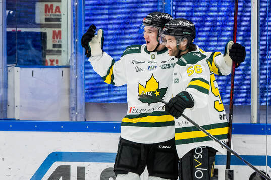 Östersunds Lucas Pettersson jublar med Anton Öhman