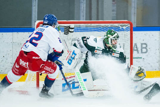 Oskarshamns Zion Nybeck och Tingsryds målvakt Pontus