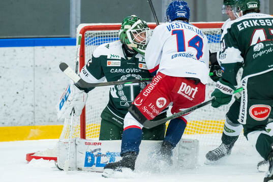 Tingsryds målvakt Pontus Eltonius släpper in 1-2 från
