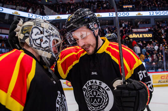 Brynäs målvakt Ludvig Persson och Miks Indrasis jublar