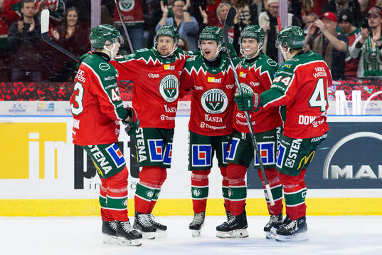 Frölundas Isac Born jublar med lagkamrater