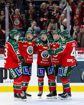 Frölundas Isac Born jublar med lagkamrater