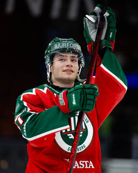 Frölundas Isac Born jublar och tackar publiken