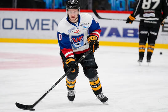 Skellefteås Jonathan Pudas  i Vindels tröja innan