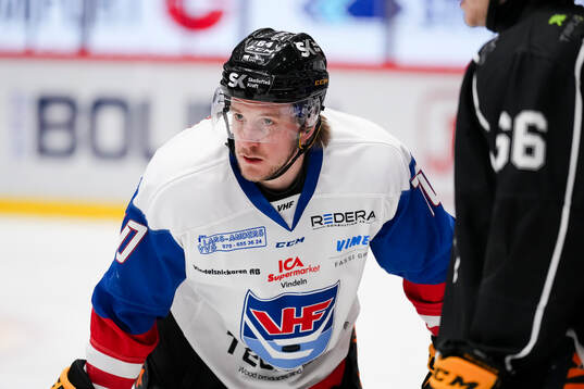 Skellefteås Jonathan Pudas  i Vindels tröja innan