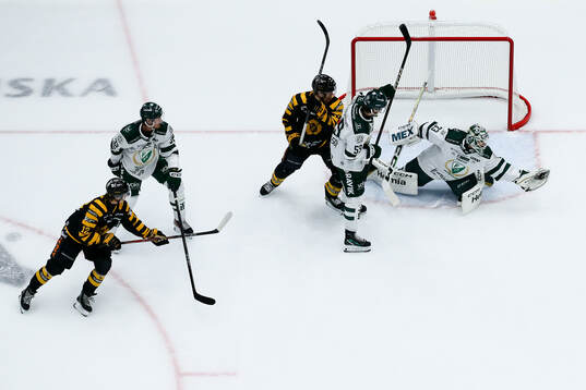 Färjestads målvakt Maxime Lagacé, Linus Johansson och