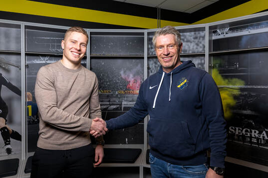 Jere Uronen och AIKs sportchef Thomas Berntsen