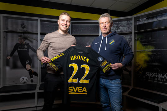 Jere Uronen och AIKs sportchef Thomas Berntsen