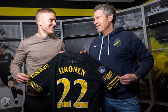 Jere Uronen och AIKs sportchef Thomas Berntsen