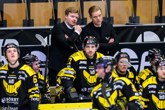 Västerås tränare Eric Karlsson och assisterande tränare