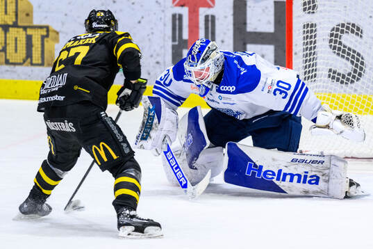 Västerås Konstantin Komarek och Karlskogas målvakt