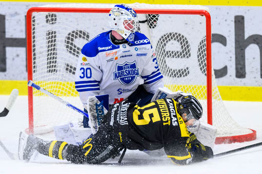 Karlskogas målvakt Samuel Jonsson och Västerås Jacob