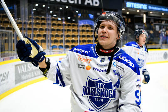 Karlskogas Henrik Larsson jublar