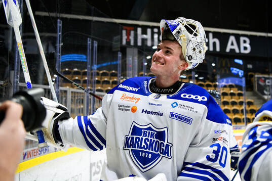 Karlskogas målvakt Samuel Jonsson jublar