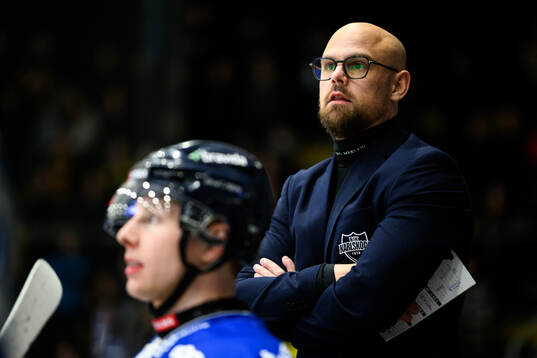 Karlskogas tränare Dennis Hall