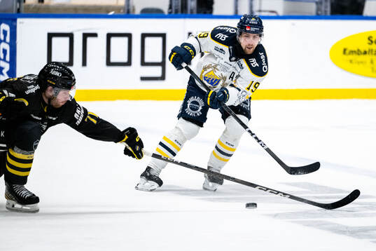 AIKs Lukas Zetterberg och Södertäljes Hampus Harlestam