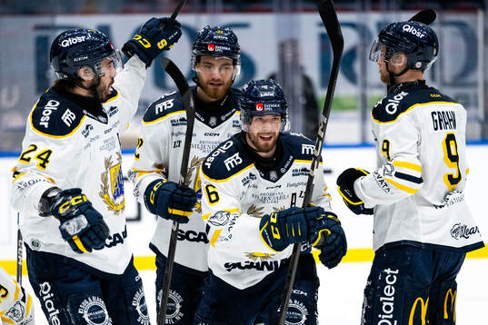 Södertäljes Olli Vainio jublar med Jacob Dahlström,