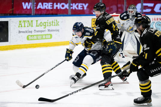 Södertäljes Ludvig Hedström och AIKs Jesper Emanuelsson