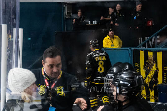 AIKs Tom Hedberg lämnar isen skadad