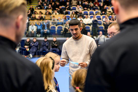 Malmö FFs Zakaria Loukili delar ut medaljer
