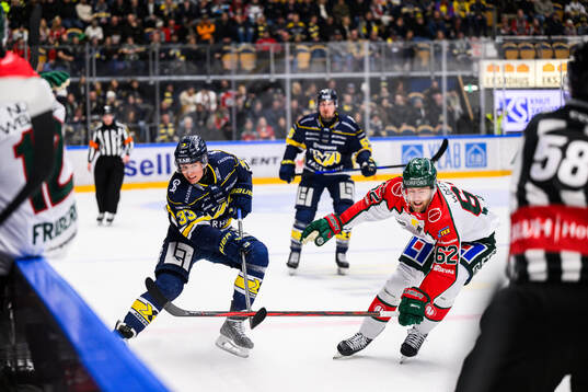 HV71s Måns Lindbäck och Frölundas Wiktor Nilsson