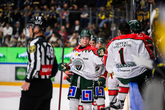 Frölundas Isac Born jublar fetr0-2under ishockeymatchen i