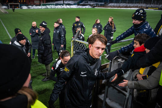 s Kazper Karlsson efter en gemensam fotbollsträning med AIK:s herr- och damlag den 7 januari 2025 i Stockholm. 