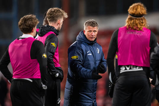 s chefstränare Mikkjal Thomassen under en gemensam fotbollsträning med AIK:s herr- och damlag den 7 januari 2025 i Stockholm. 