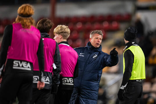 s chefstränare Mikkjal Thomassen under en gemensam fotbollsträning med AIK:s herr- och damlag den 7 januari 2025 i Stockholm. 