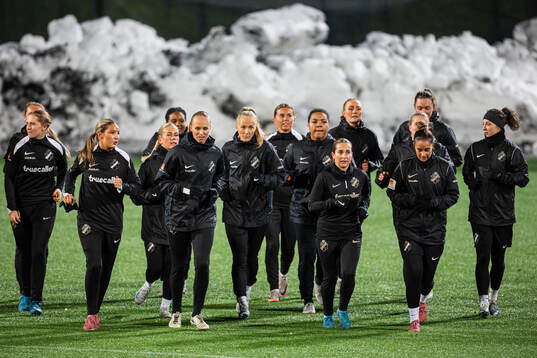 s spelare under en gemensam fotbollsträning med AIK:s herr- och damlag den 7 januari 2025 i Stockholm. 