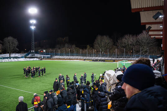 s spelare under en gemensam fotbollsträning med AIK:s herr- och damlag den 7 januari 2025 i Stockholm. 