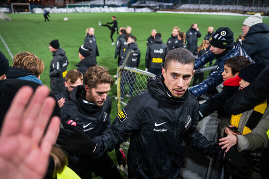 s Dino Beširović under en gemensam fotbollsträning med AIK:s herr- och damlag den 7 januari 2025 i Stockholm. 