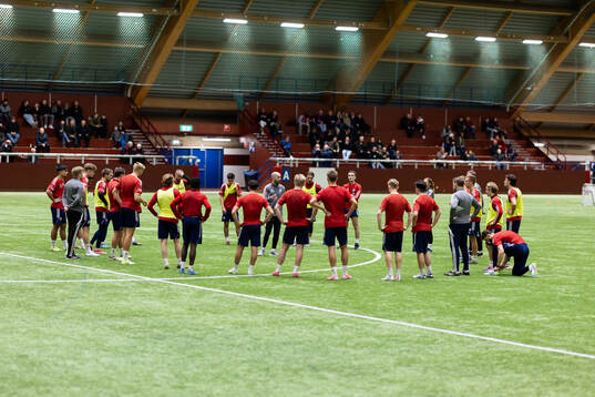 Östers spelare samlas