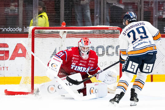 Växjös Sebastian Strandberg gör mål bakom Timrås