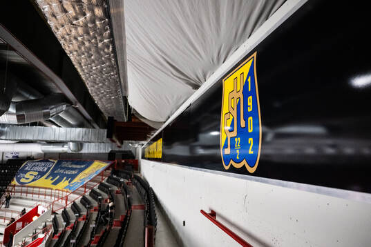 Södertäljes klubbemblem på en skylt i Scaniarinken