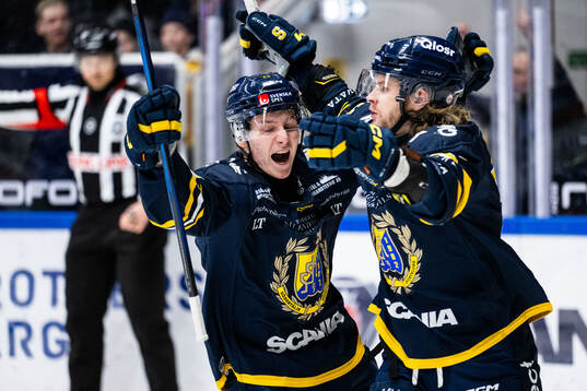 Södertäljes Nicolai Meyer jublar med Egor Polin