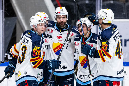 Djurgårdens Ludvig Rensfeldt jublar med David Blomgren,