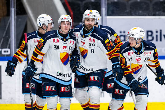Djurgårdens Ludvig Rensfeldt jublar med David Blomgren och