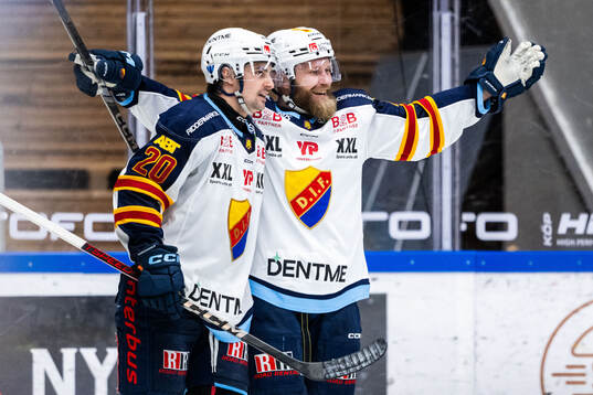 Djurgårdens Patrick Thoresen jublar med Jonathan Tychonick