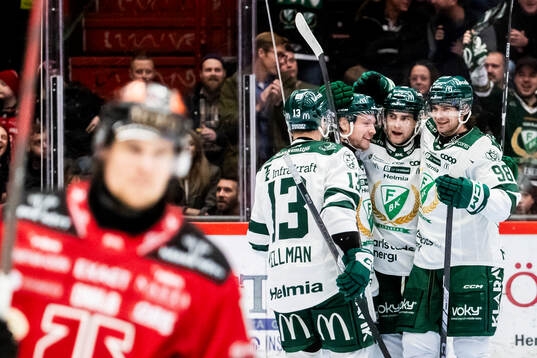 Färjestads Joel Nyström jublar med lagkamrater