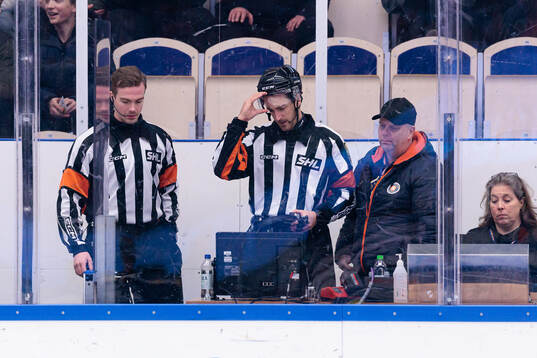 Domare Kristoffer Folkstrand och Domare Filip Eriksson gör