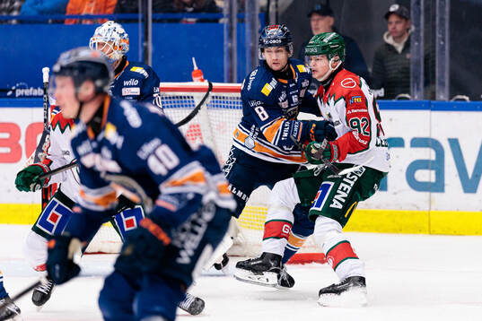 Växjös Zachary Giuttari och Frölundas Filip Cederqvist