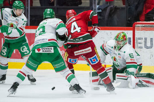 Rögles Josh Dickinson och målvakt Christoffer Rifalk och