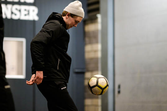 Färjestads Stian Solberg värmer upp med boll