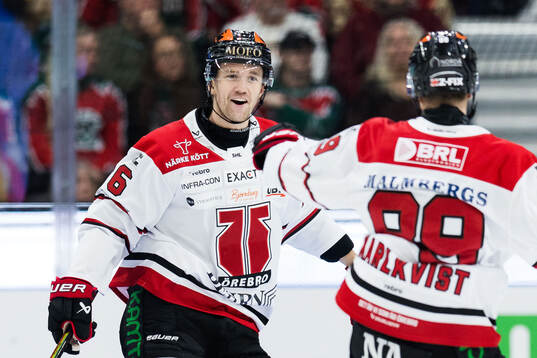 Örebros Filip Berglund jublar med Patrik Karlkvist