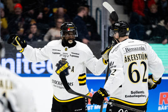 AIKs Daniel Muzito Bagenda jublar med Simon Åkerström